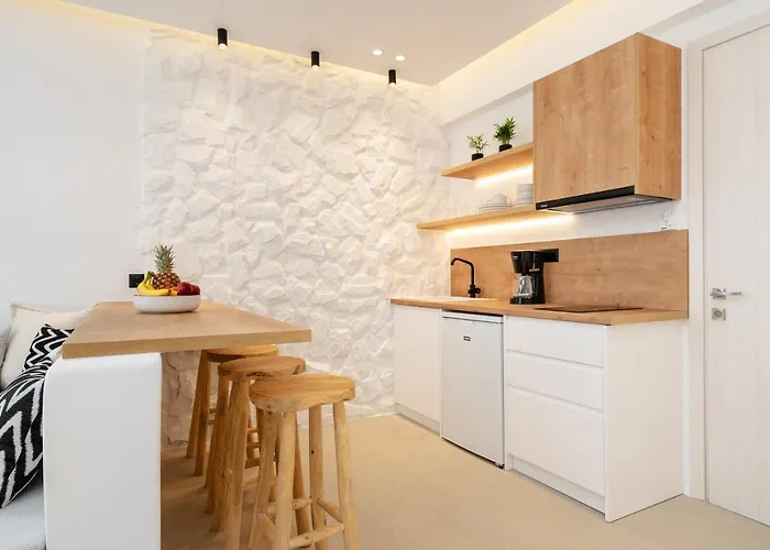 Elvirtus * Naxos City